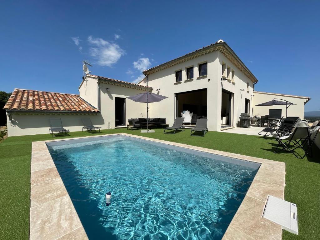 villa contemporaine - Piscine et vue panoramique au coeur des vignes de Chateauneuf du Pape - Housity