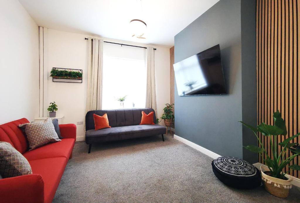 The Mellor - Holiday Home 15 Mins to Central Manchester With Free Parking - Two-Bedroom Townhouse