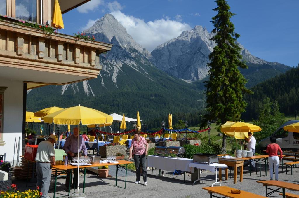 Nespecifikovaný výhled na hory nebo výhled na hory při pohledu z hotelu
