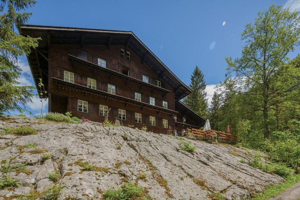 um grande edifício sentado no topo de uma colina em Kunst- und Naturfreundehaus Brünig em Lungern