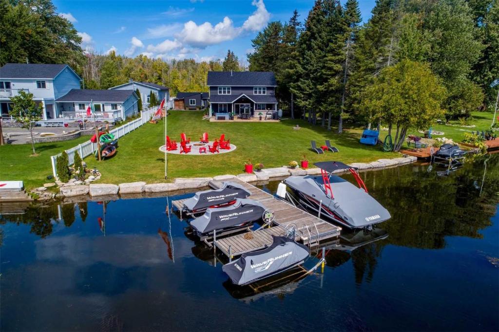Kawartha Lakes Waterfront Cottage With Hot Tub!, Victoria Road