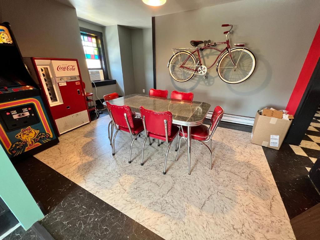 Cool, Retro Getaway in Heart of Downtown - Housity