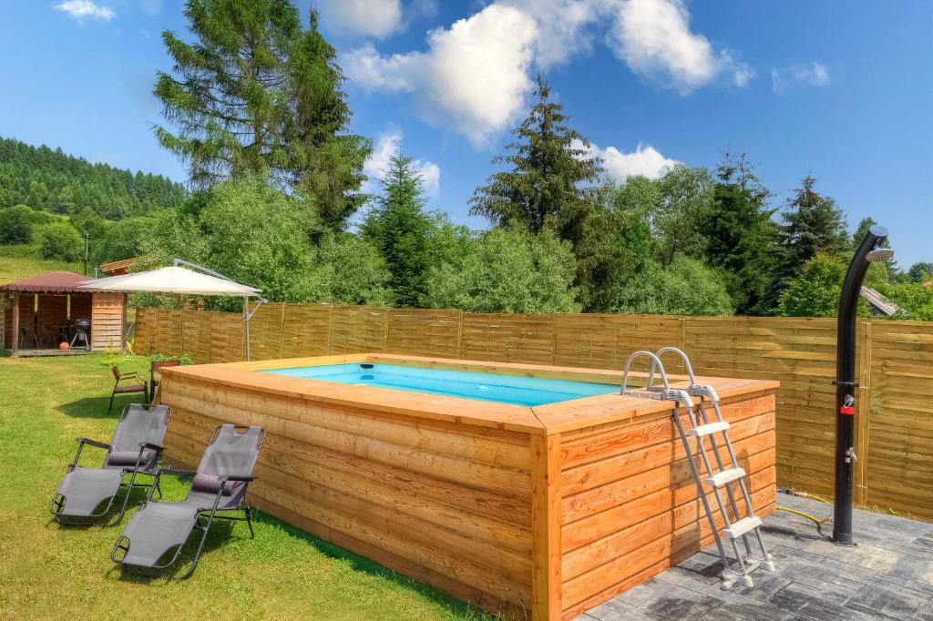 Bazén v ubytování Apartamenty Szwarcowa nebo v jeho okolí