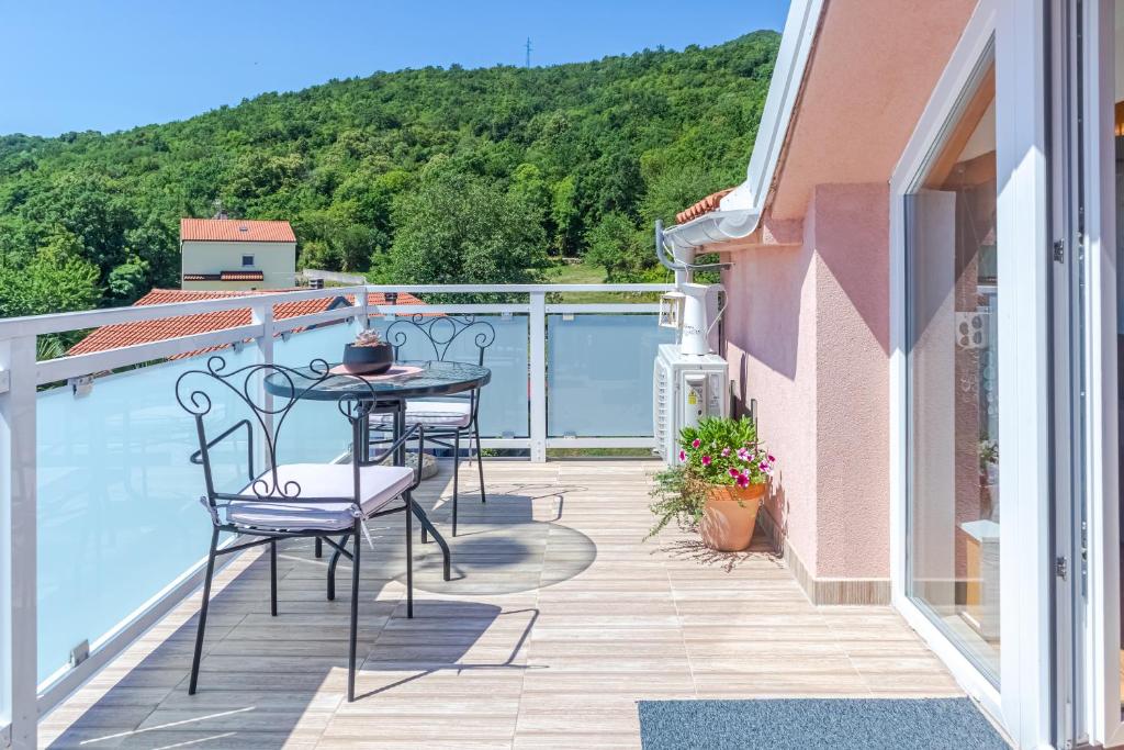 Balkon lub taras w obiekcie Comfortable apartment near Opatija