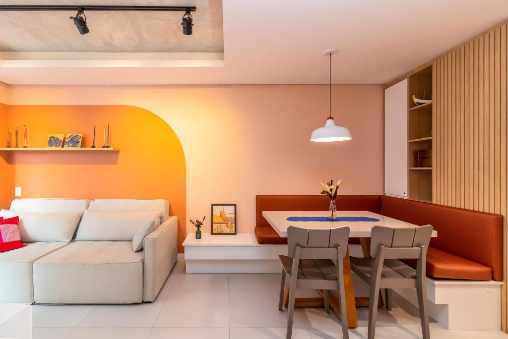 佛羅安那波里的住宿－StudioTerraCor-Novo apto Jurere 240m da praia，客厅配有沙发和桌子