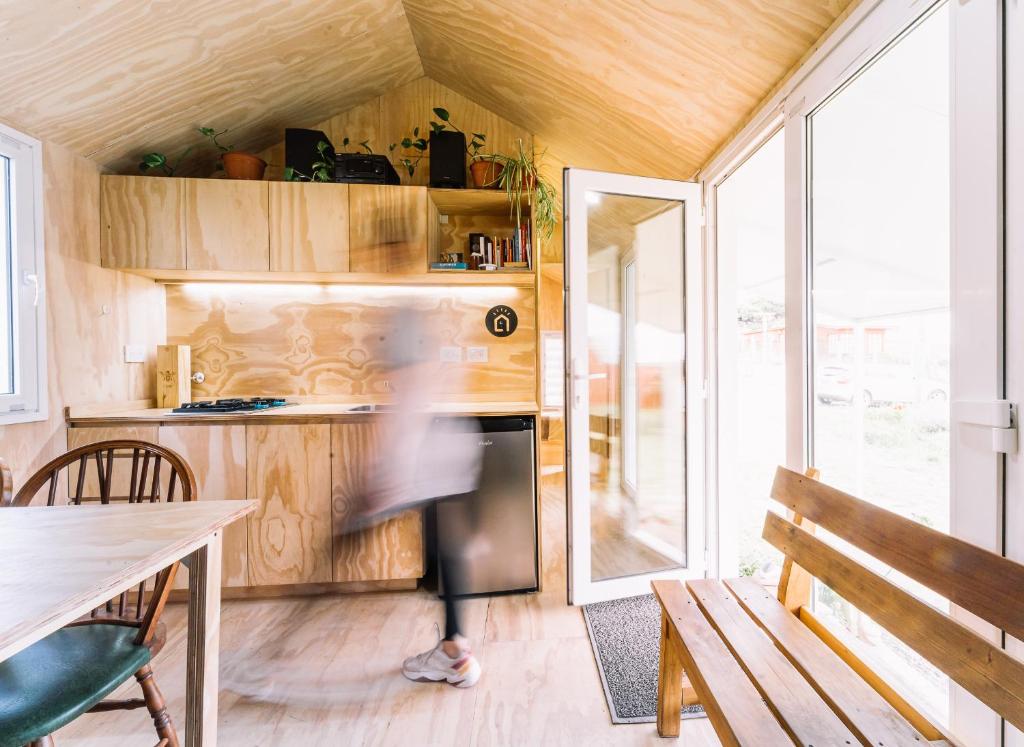 Kuchyň nebo kuchyňský kout v ubytování Loyca Eco-Tiny House