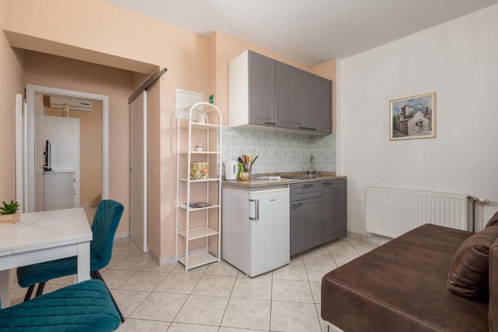 Kuchnia lub aneks kuchenny w obiekcie Apartments Villa Chiara Opatija