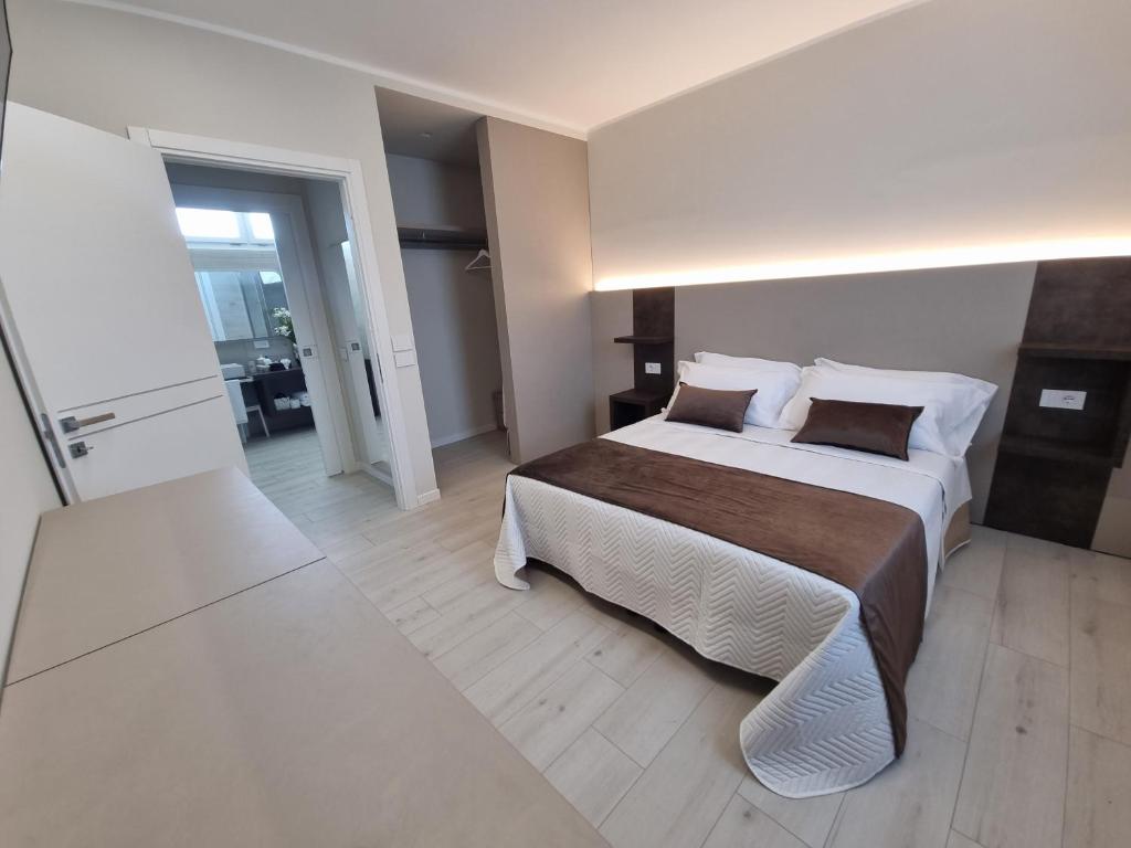 sypialnia z dużym łóżkiem w pokoju w obiekcie Agriturismo Dell'Orto Apartments w Weronie