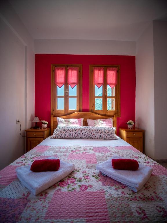 Posteľ alebo postele v izbe v ubytovaní Cherry House in Damouchari with a sea view - Delicious Houses