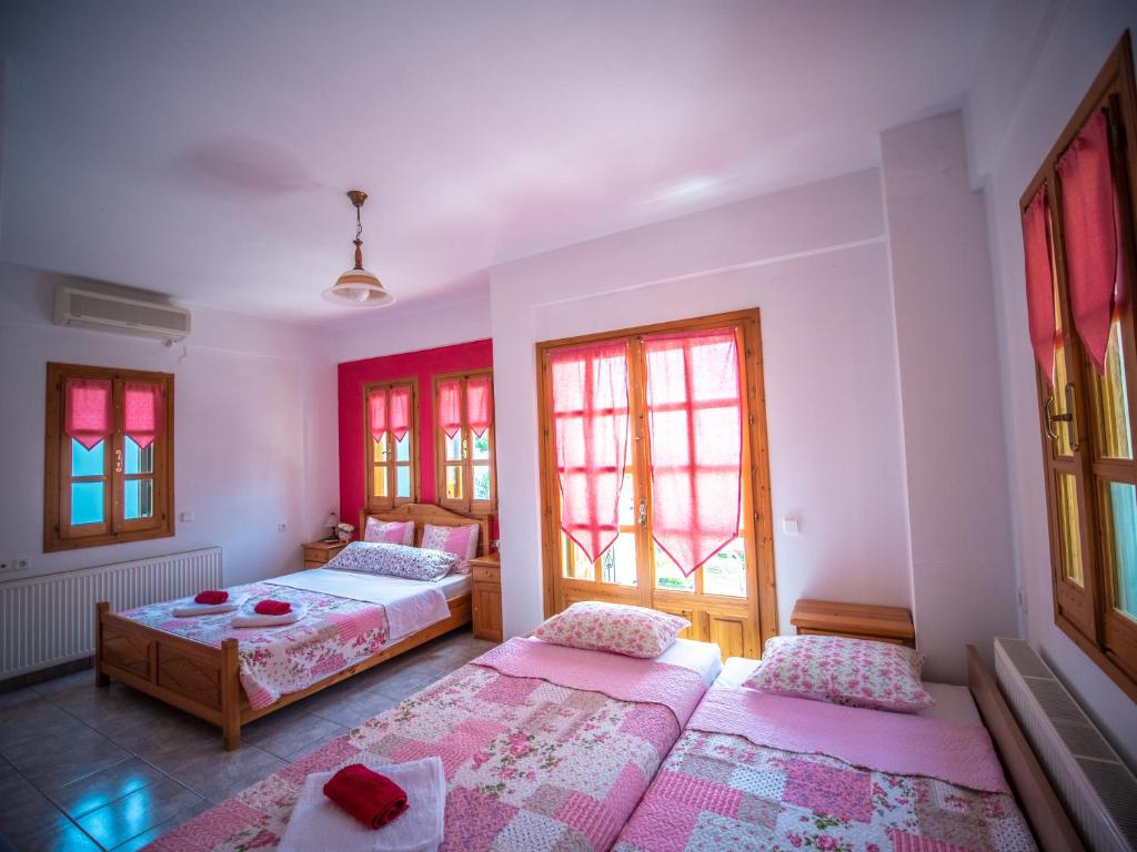 Posteľ alebo postele v izbe v ubytovaní Cherry House in Damouchari with a sea view - Delicious Houses