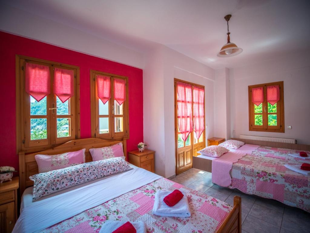 Posteľ alebo postele v izbe v ubytovaní Cherry House in Damouchari with a sea view - Delicious Houses