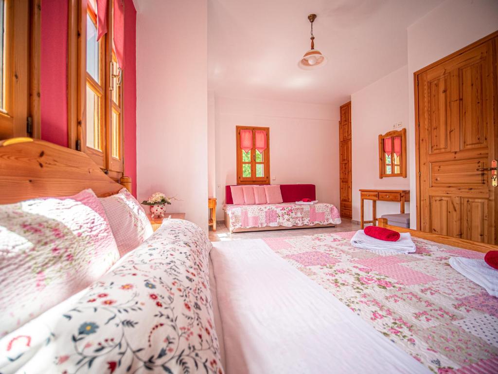 Posteľ alebo postele v izbe v ubytovaní Cherry House in Damouchari with a sea view - Delicious Houses
