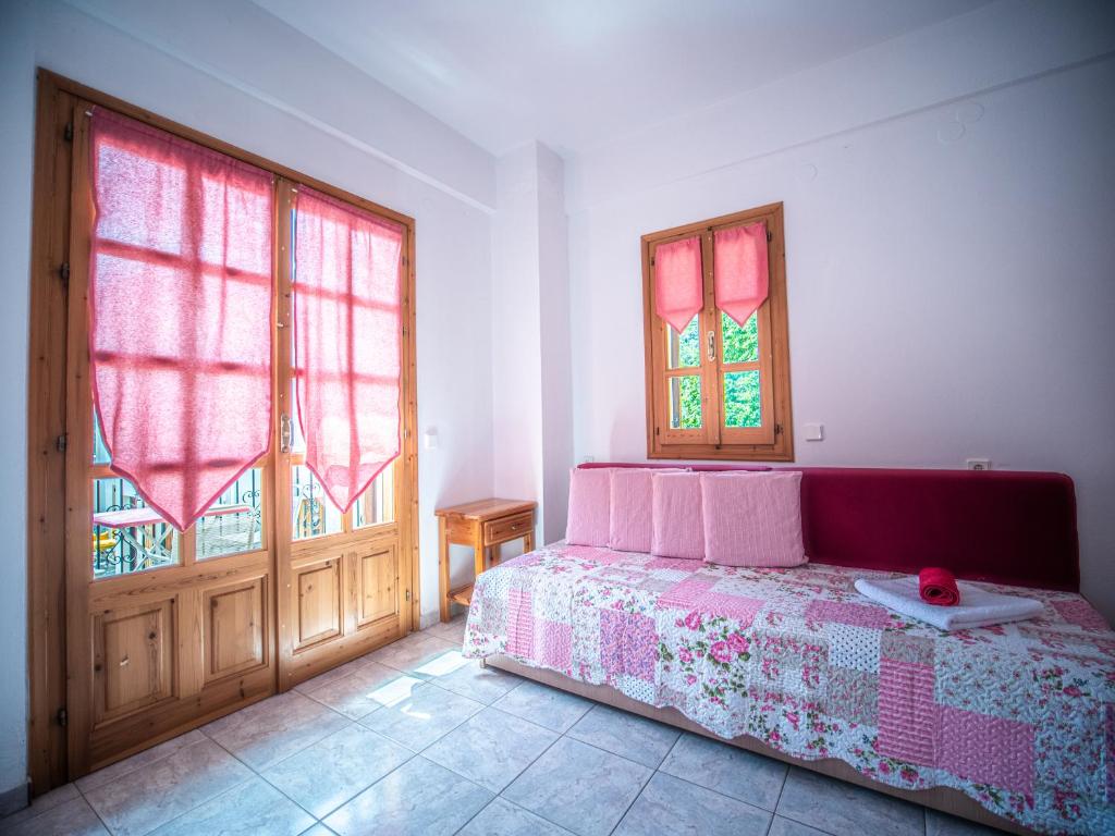 Posteľ alebo postele v izbe v ubytovaní Cherry House in Damouchari with a sea view - Delicious Houses