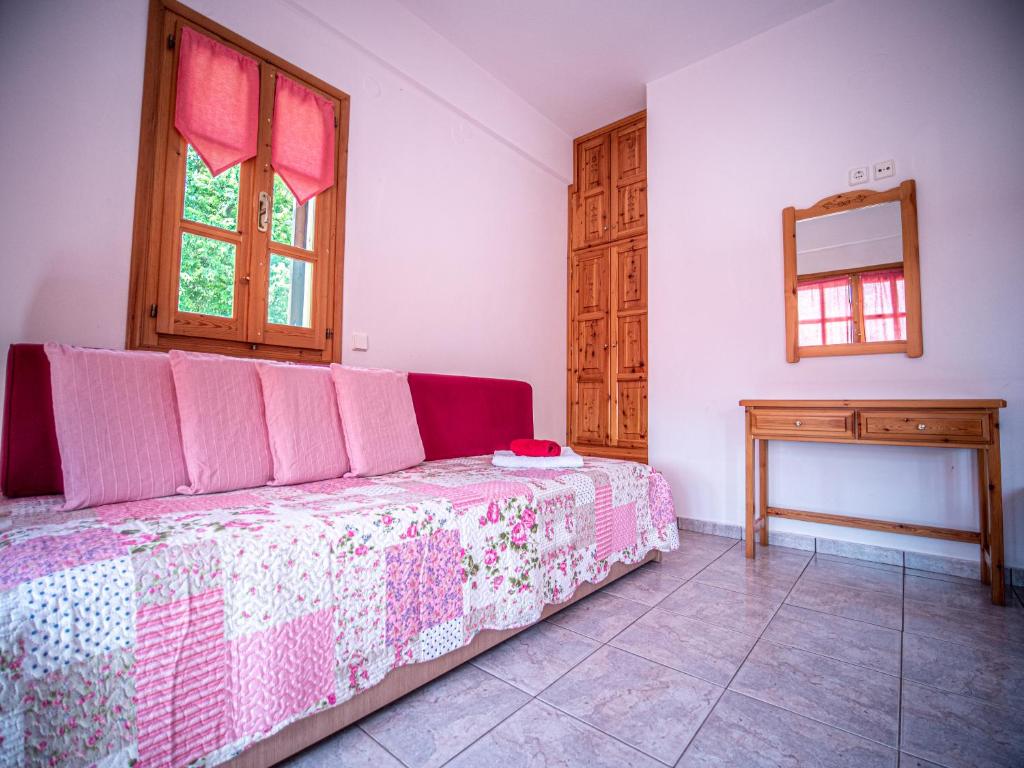 Posteľ alebo postele v izbe v ubytovaní Cherry House in Damouchari with a sea view - Delicious Houses