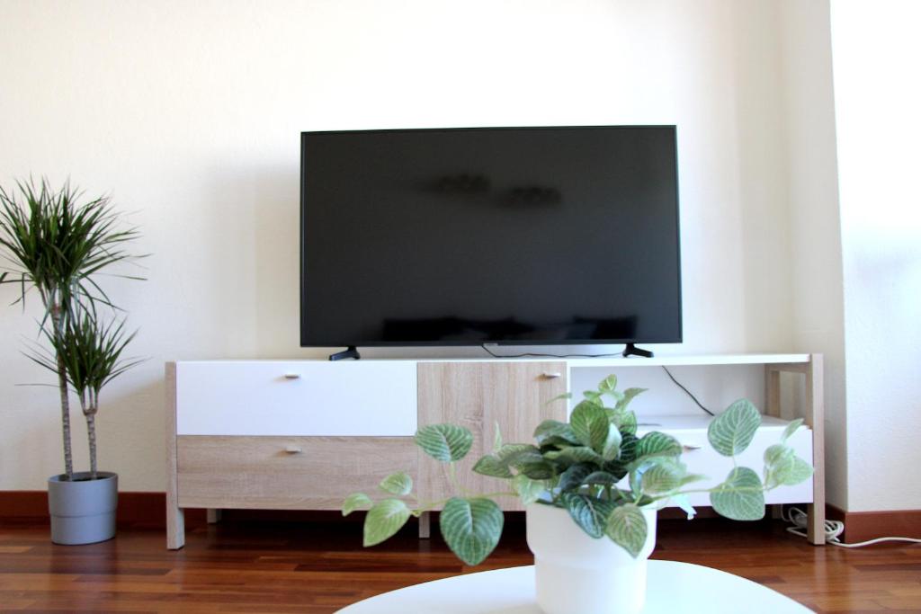 Cozy apartment with Free Parking & close to Lake - Resim 22