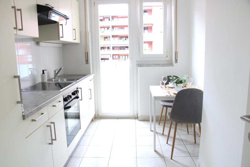 Cozy apartment with Free Parking & close to Lake - Resim 18