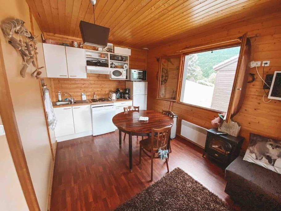 Kuchyň nebo kuchyňský kout v ubytování Chalet cosy Ignaux - Ax les thermes