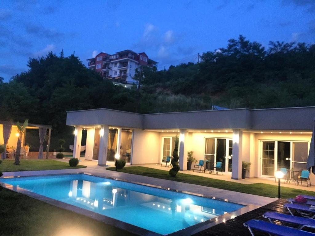 ein Haus mit Pool in der Nacht in der Unterkunft Villa Dimo Topal in Ohrid