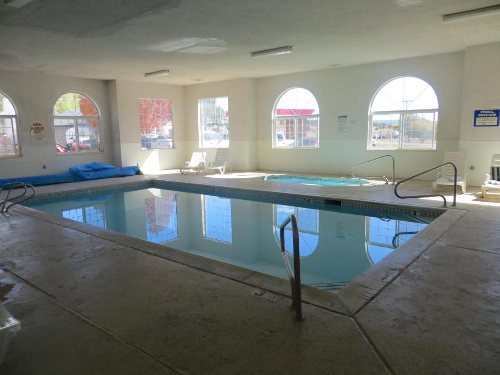 Bazén v ubytování Days Inn by Wyndham Capitol Reef nebo v jeho okolí