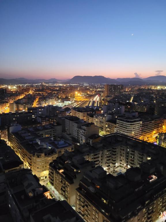 Nespecifikovaný výhled na destinaci Alicante nebo výhled na město při pohledu z apartmánu