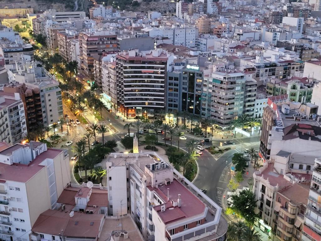 Nespecifikovaný výhled na destinaci Alicante nebo výhled na město při pohledu z apartmánu