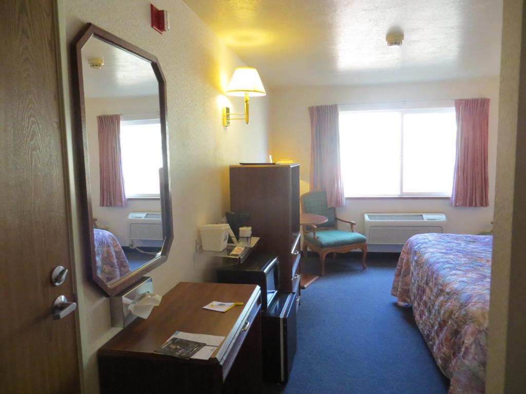 Postel nebo postele na pokoji v ubytování Days Inn by Wyndham Capitol Reef