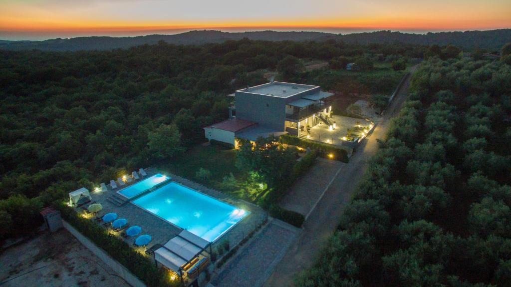 una vista aérea de una casa con piscina en Apartments Lucy, en Rovinj