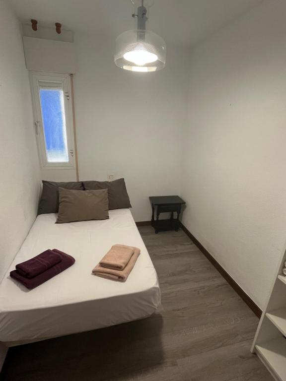 1 dormitorio con 1 cama con 2 toallas en Apartamento Lara, en La Herradura