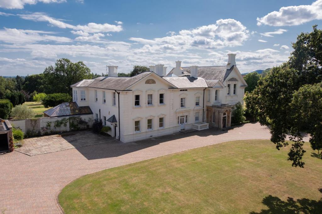 una vista aerea di una grande casa bianca di Severn Manor a Astley