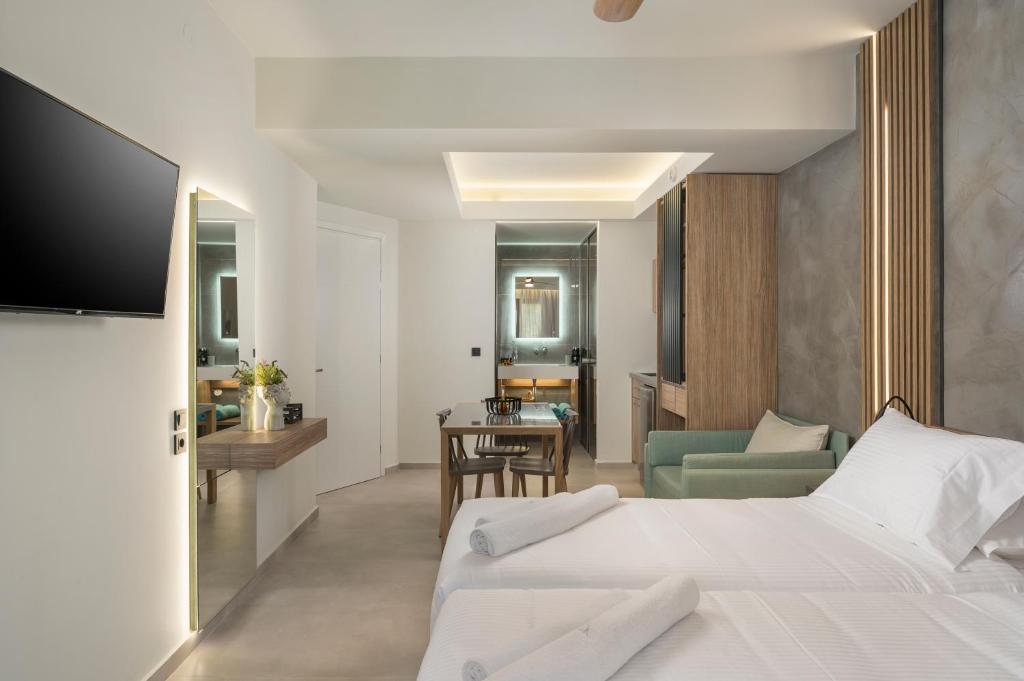 普拉坦亞斯的住宿－阿爾基奧尼德斯海濱酒店，一间卧室设有一张床和一间客厅。
