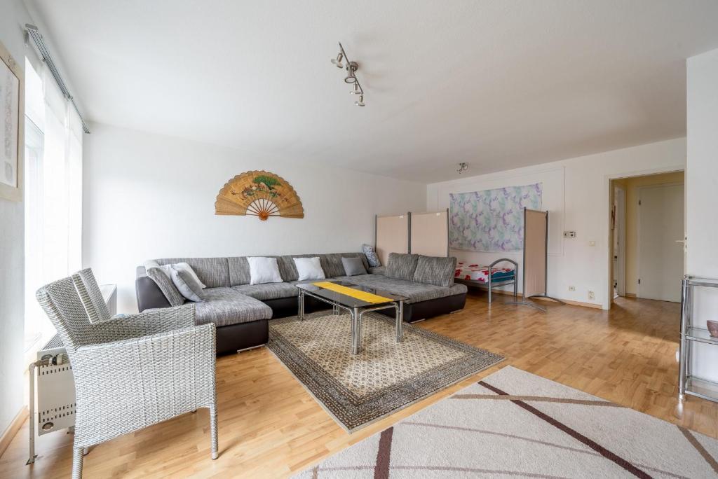 un soggiorno con divano e tavolo di Private Apartment ad Hannover
