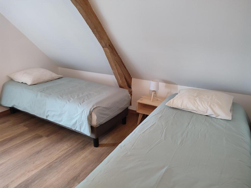 Een bed of bedden in een kamer bij Gîte La Pâquerie