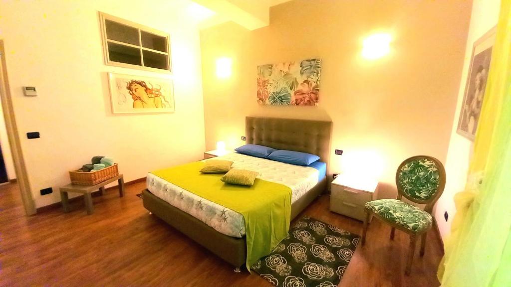 1 dormitorio con 1 cama con manta amarilla en Finca del Sol, en Lucca