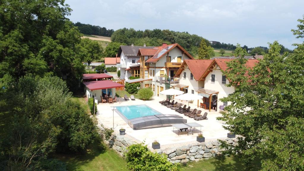 eine Luftansicht eines Hauses mit Pool in der Unterkunft Ferienanlage Beatrix in Stegersbach