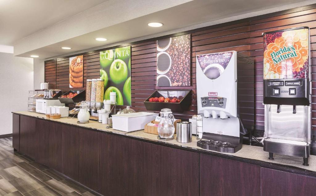 Příslušenství pro přípravu čaje a kávy v ubytování La Quinta Inn by Wyndham Tucson East