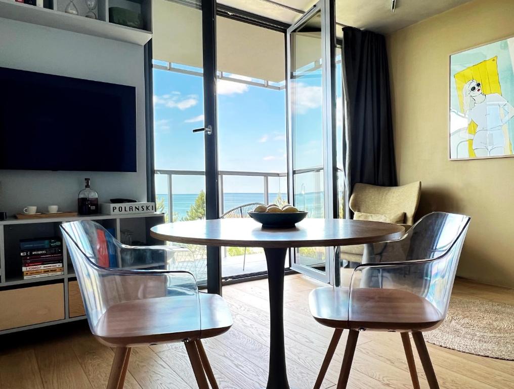 Televízia a/alebo spoločenská miestnosť v ubytovaní Tuż przy plaży - nowoczesny apartament z tarasem i pięknym widokiem na Bałtyk