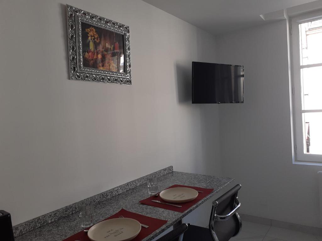 Televízia a/alebo spoločenská miestnosť v ubytovaní Appartement OH! Duc de Sully