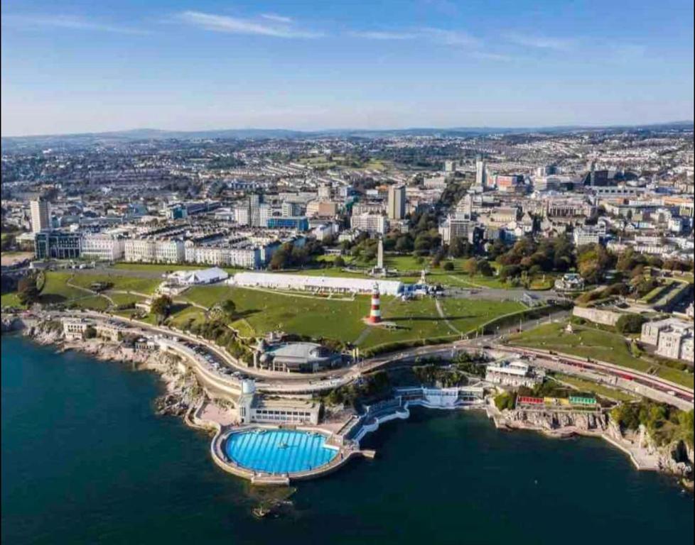 eine Luftansicht einer Stadt mit einem Wasserkörper in der Unterkunft Self contain apartment on the Barbican 3 bed in Plymouth