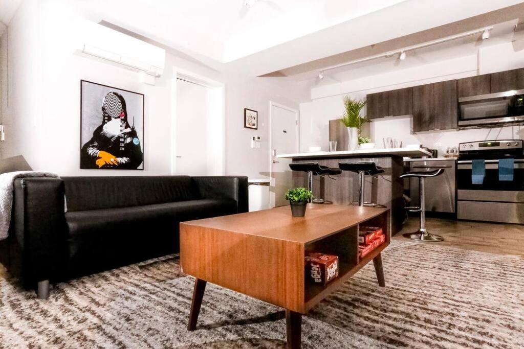Η κουζίνα ή μικρή κουζίνα στο Newly Renovated 2bed, 2bath private apartment, minutes from Boston.