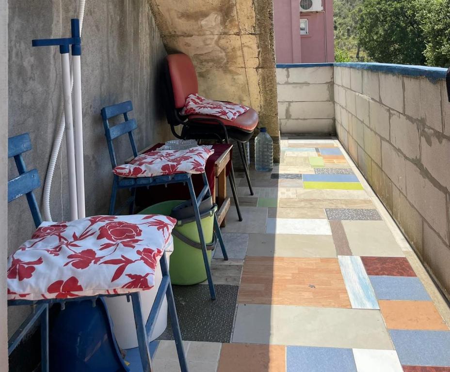 een groep stoelen en tafels op een patio bij Apartment Mira in Sutomore