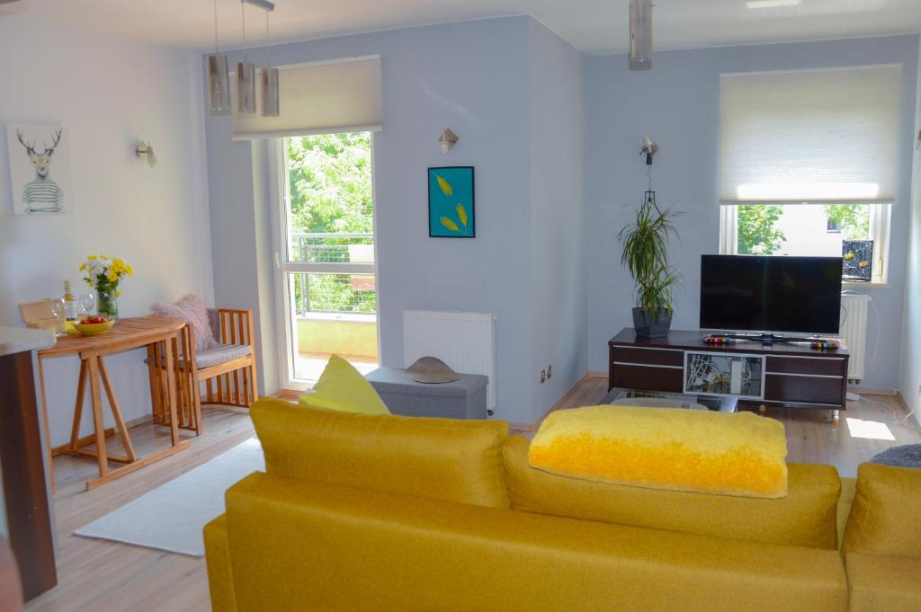 Televízia a/alebo spoločenská miestnosť v ubytovaní Apartament Grunwaldzka przy Łynie