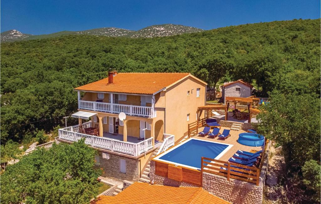 eine Luftansicht eines Hauses mit Pool in der Unterkunft Lovely Home In Donji Zagon With House Sea View in Donji Zagon