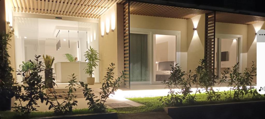 una casa con plantas en el patio delantero por la noche en Marea Retreat Rooms en Marina di Camerota