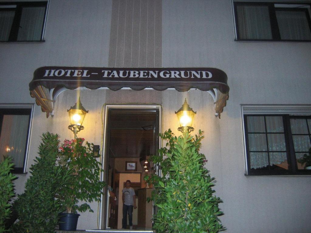 Airport-Hotel zum Taubengrund في كلسترباخ: لوحة أرضية تسامح للفندق على واجهة المبنى