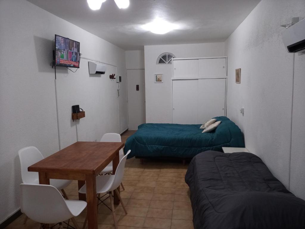 Et tv og/eller underholdning på Amplio y luminoso monoambiente en zona centrica con seña