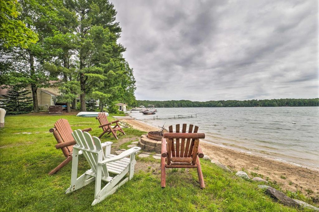 Lovely Lakefront Cottage 13 Mi to Traverse City!, Traverse City