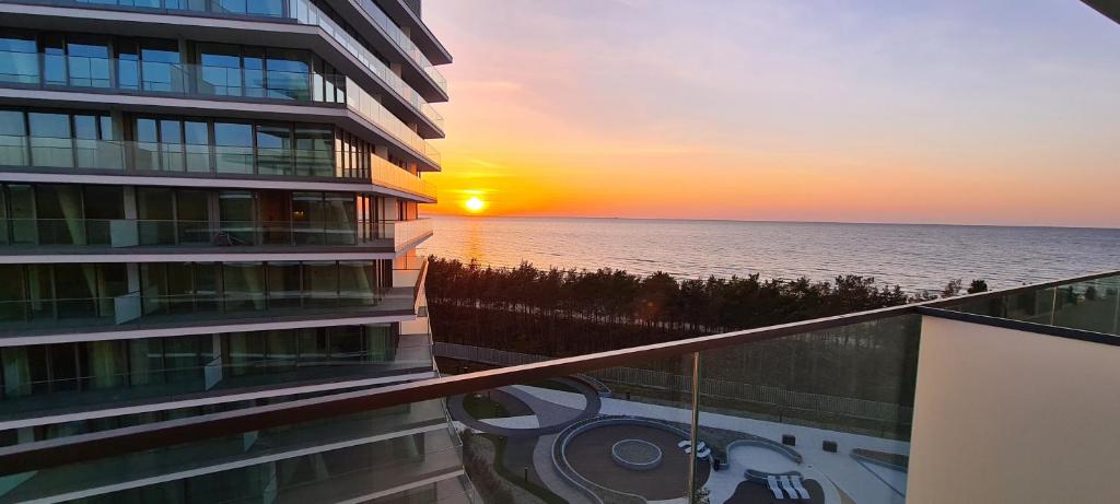 un balcone con vista sull'oceano. di Wave Międzyzdroje - Seaview Apartment B645 a Międzyzdroje