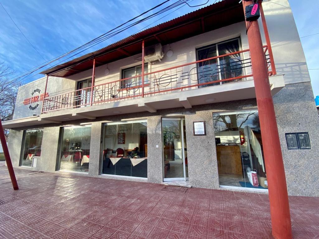 un edificio con un balcón en el lateral. en Rioma Hotel en Malargüe