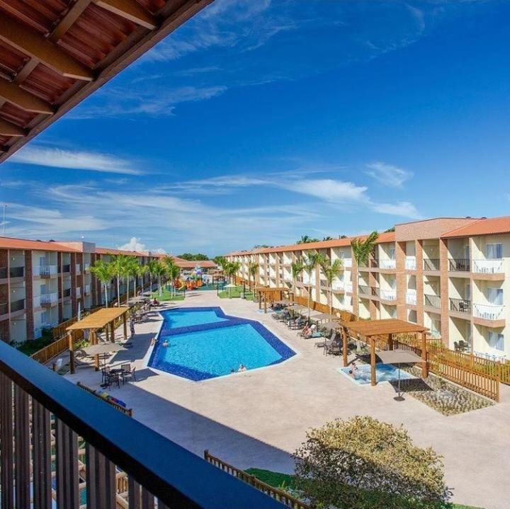 un balcón de un hotel con piscina en Apartamento Ondas Praia Resort, en Porto Seguro
