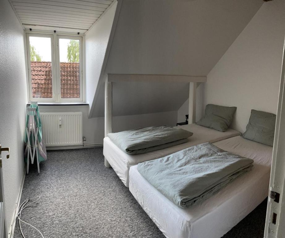 Postel nebo postele na pokoji v ubytování Lejlighed i Give midtby